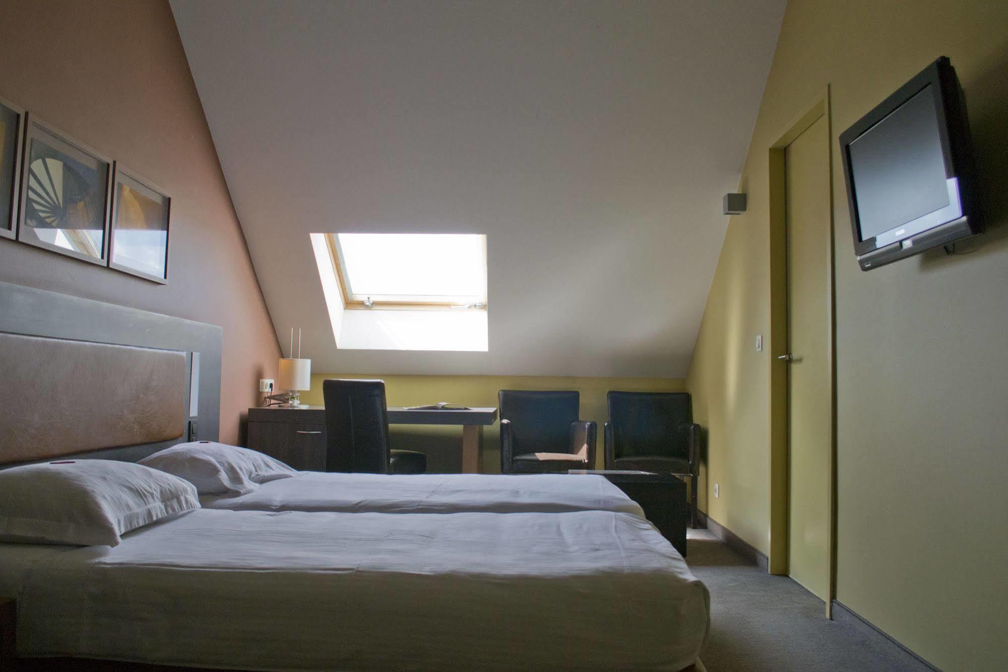 Het Godshuis Hotel Sint Laureins Bagian luar foto